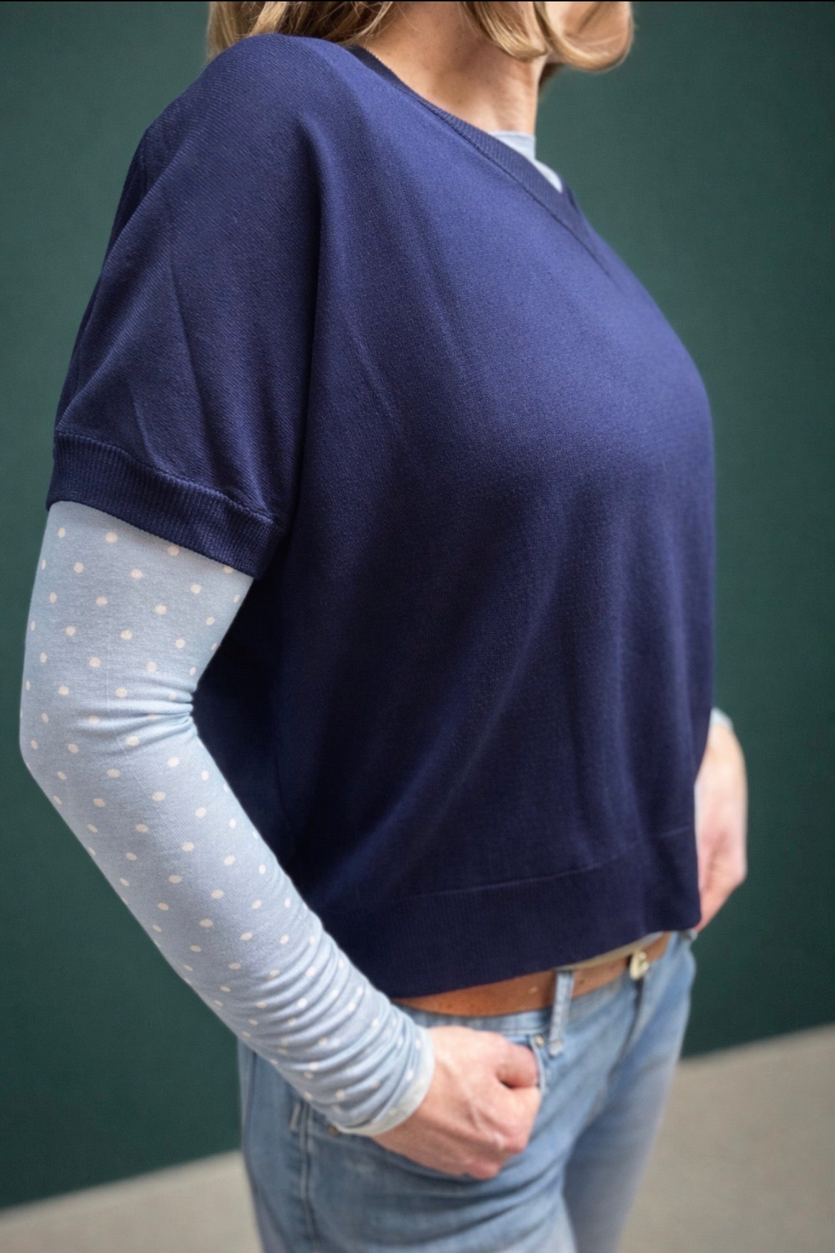 Shirt in Feinstrick– Minimal Pullover
In Elfenbein und marineblaue und schwarz, Einheitsgröße