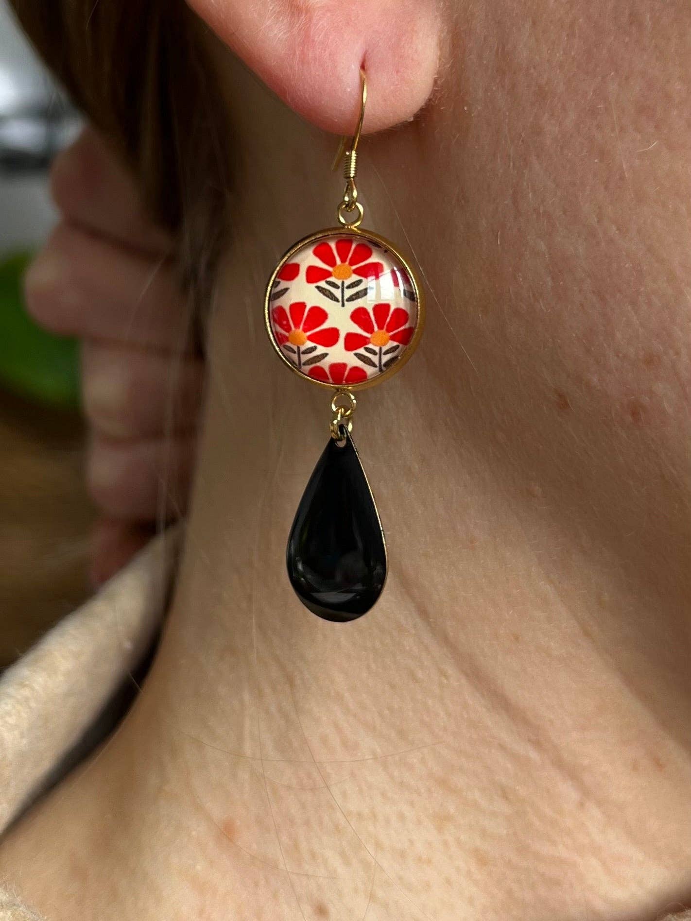 JAPANISCHE ROTE BLUMEN HÄNGENDE OHRRINGE, SCHWARZE EMAILLE, GOLD- ODER SILBERFINISH: Silber