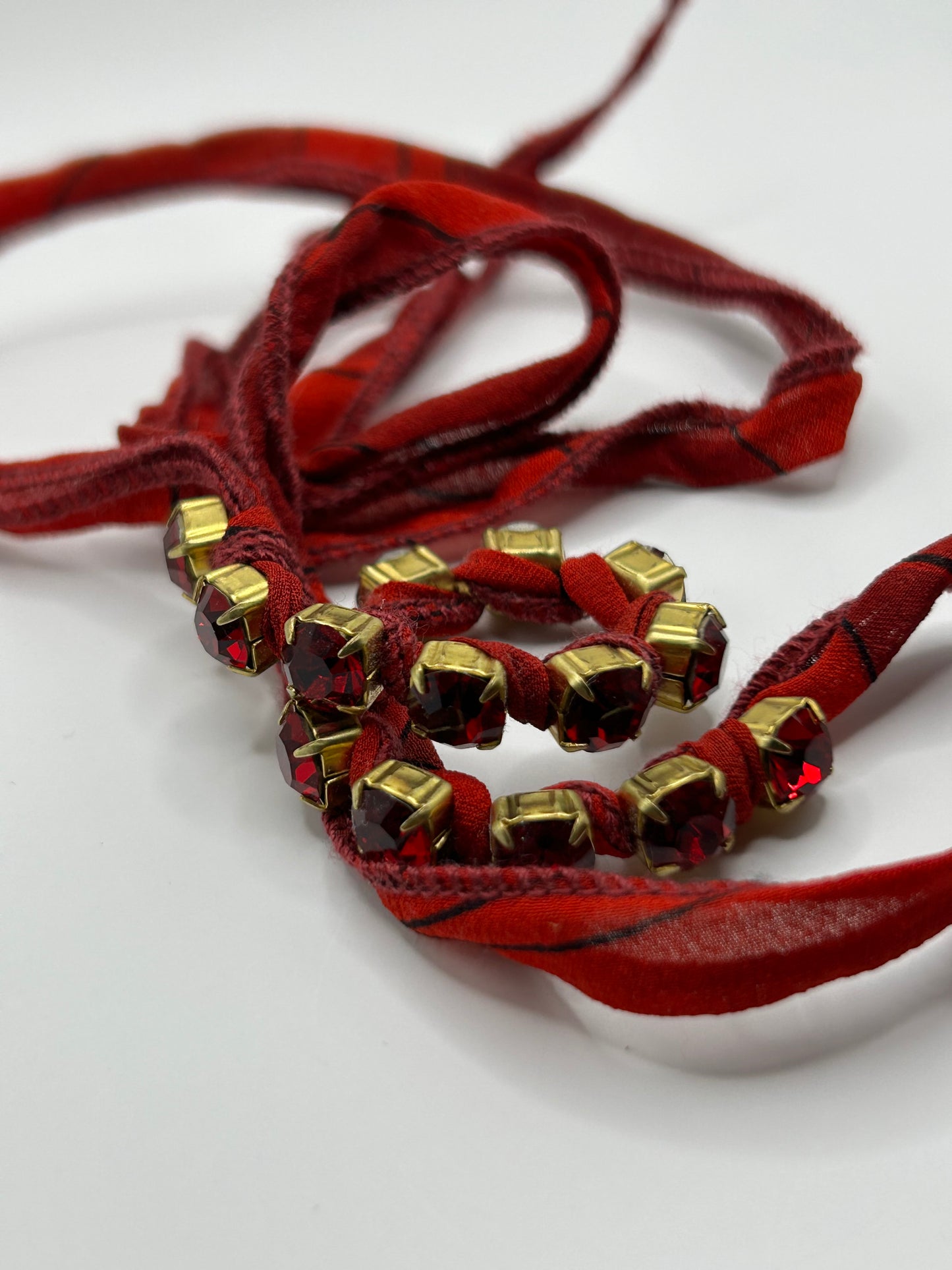 Tezee Bordeauxrotes Wickelarmband mit roten Strasssteinen – Glamour Boho Armband