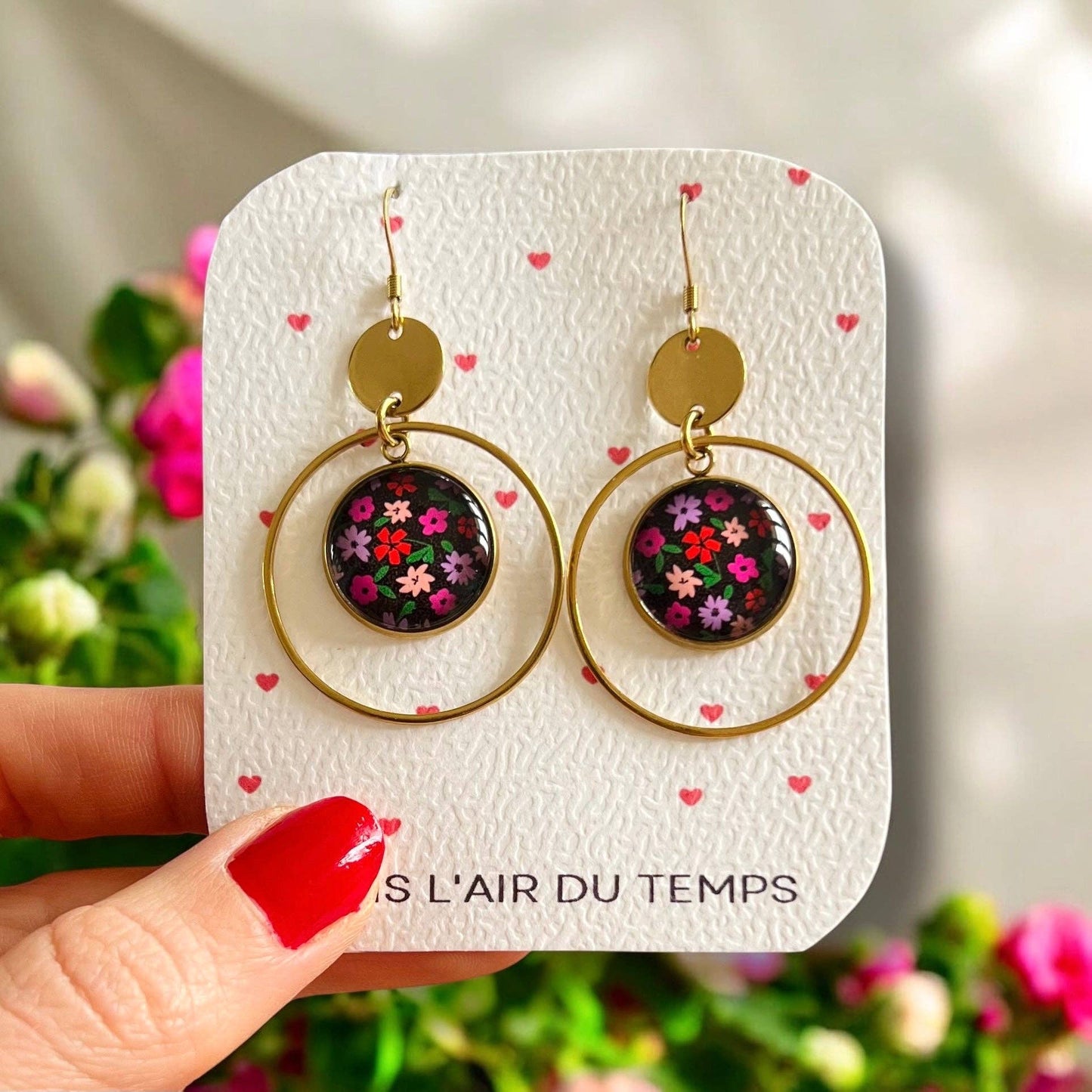 Rosa und rote Blumen-Creolen auf schwarzem Hintergrund mit goldener oder silberner Oberfläche: Silber