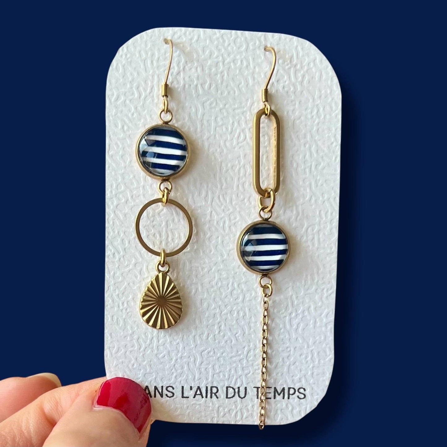 Asymmetrische Ohrringe mit blauen und weißen Streifen: Golden