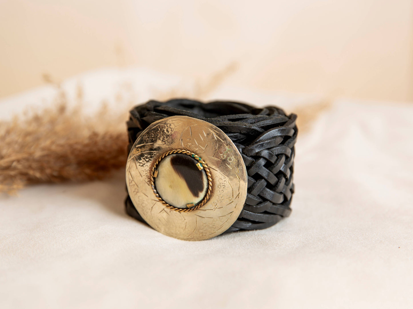 Lula Natura-SCHWARZER BREITER LEDERGÜRTEL NEPTUN, handgearbeitet, mit schwarz/ weißem Mittelstein