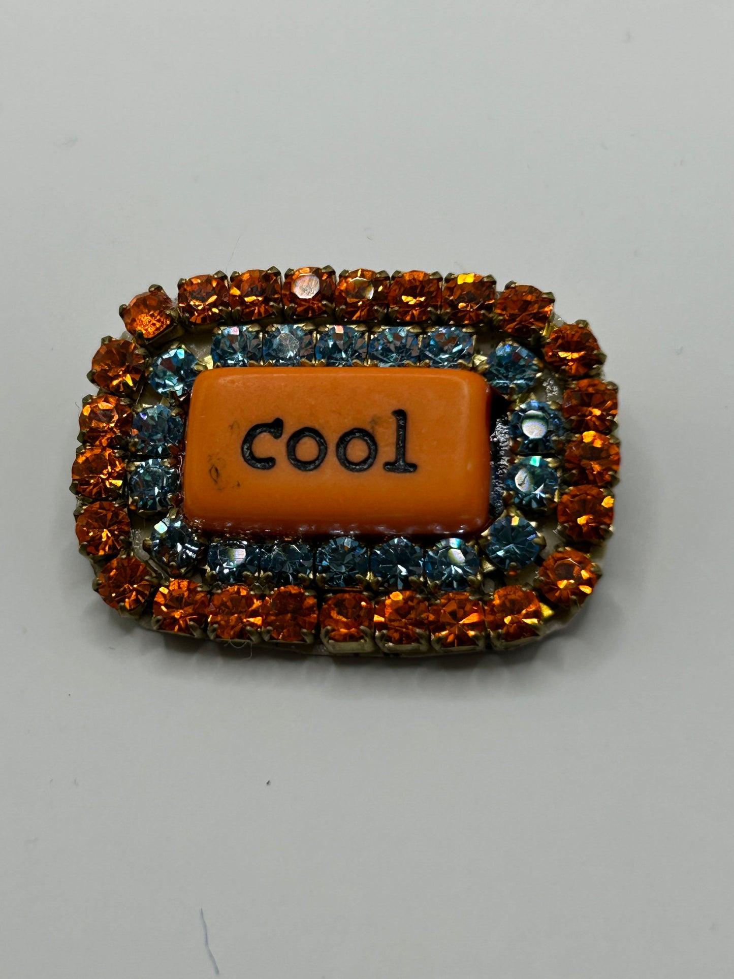 Statement-Brosche „cool“ – Orange & Blau mit Strass – Tezee