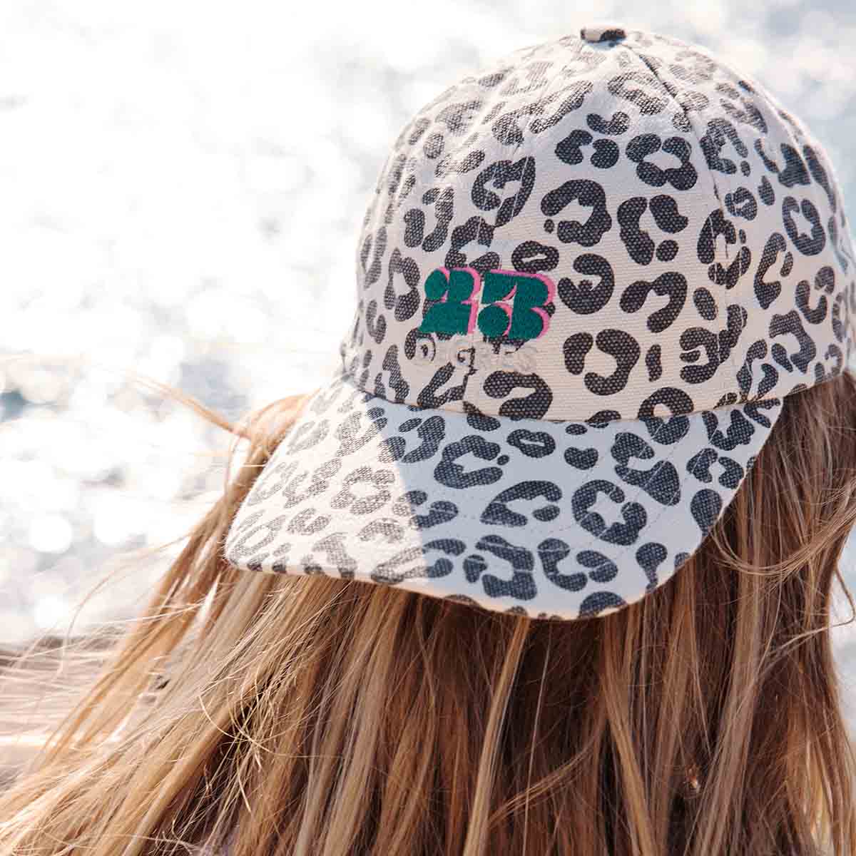 Rose in April-Cap in grau- beige von Rose in April x 23Degrés mit Leopardenmuster