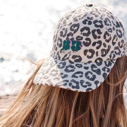 Rose in April-Cap in grau- beige von Rose in April x 23Degrés mit Leopardenmuster