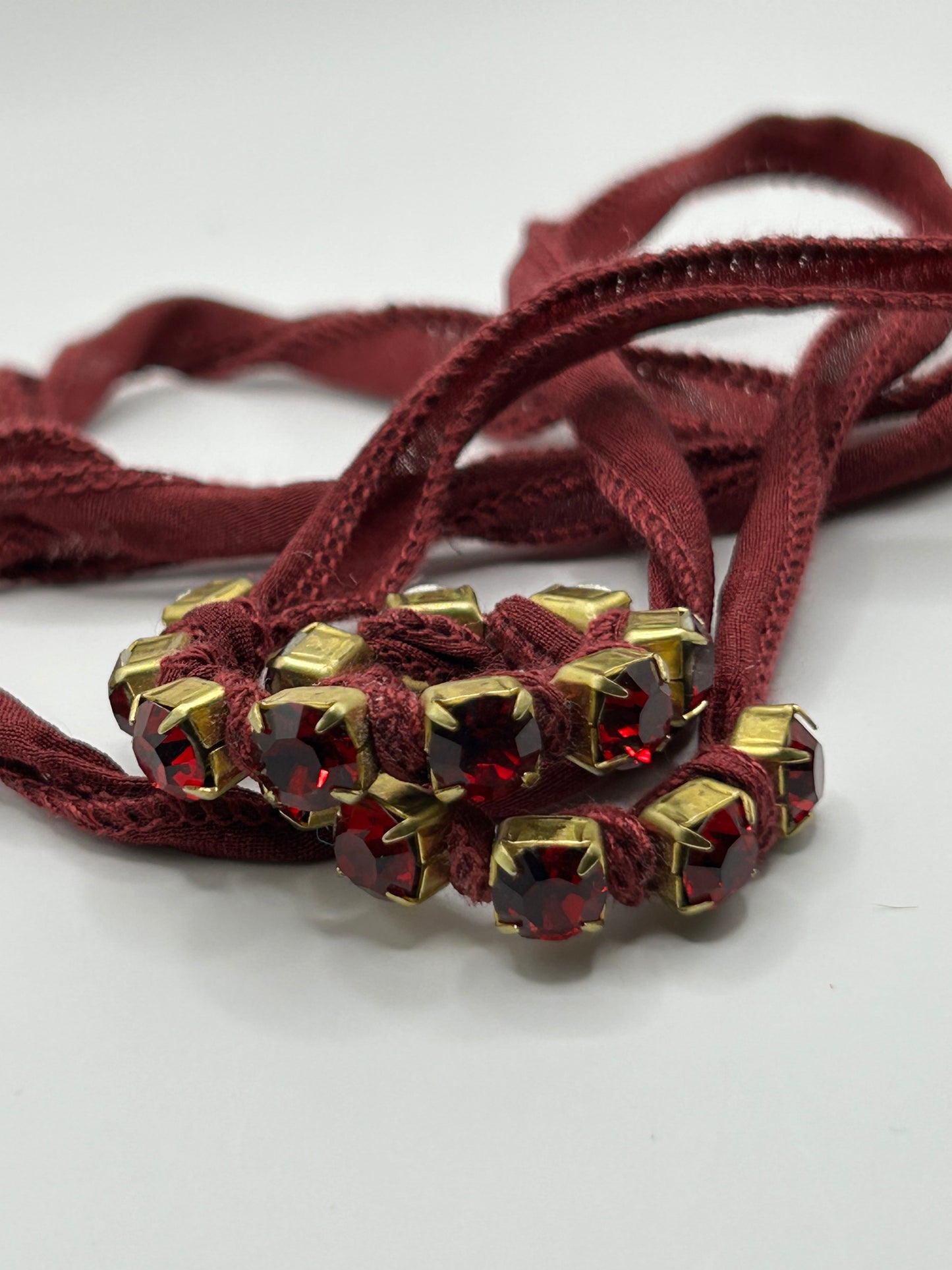 Tezee Bordeaux Wickelarmband mit roten Strasssteinen – Glamour Boho Armband