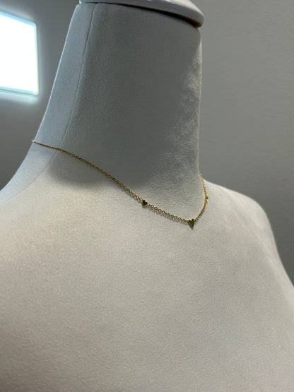 Bazou – Feine Edelstahl Halskette mit 3 Mini-Herzen | Goldfarben