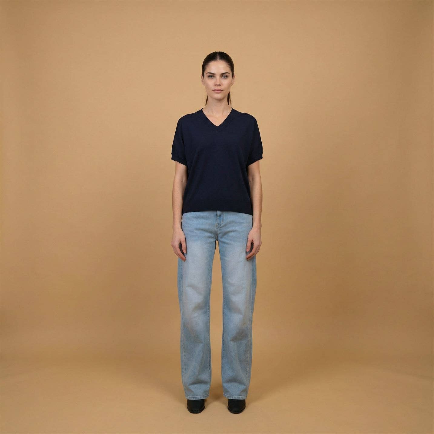 Shirt in Feinstrick– Minimal Pullover
In Elfenbein und marineblaue und schwarz, Einheitsgröße