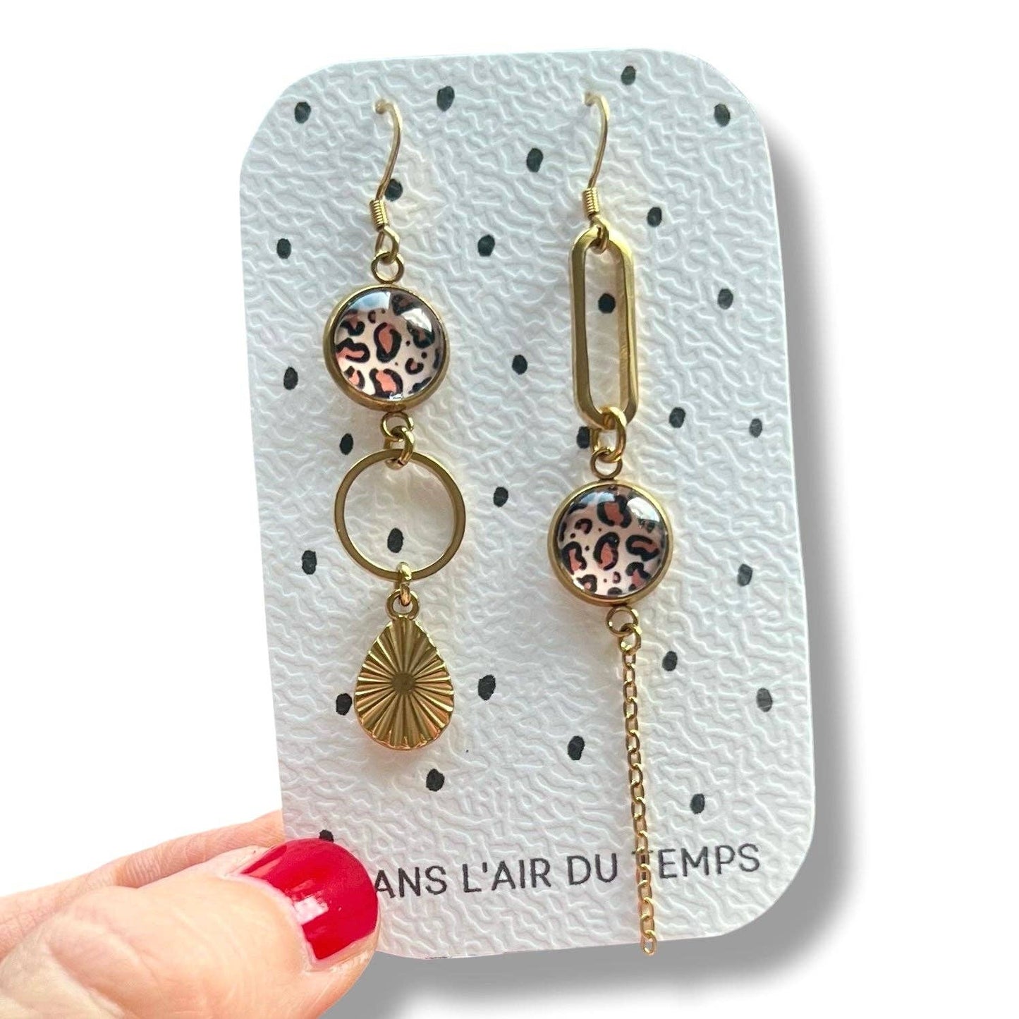 Asymmetrische Leoparden-Ohrringe: Golden