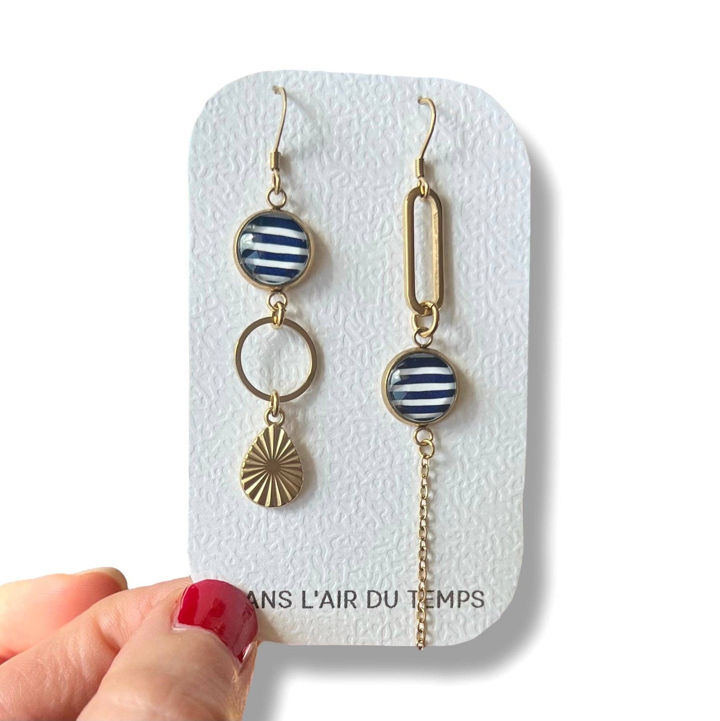 Asymmetrische Ohrringe mit blauen und weißen Streifen: Golden