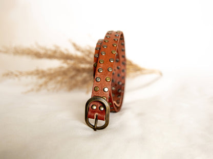 Lula Natura-BRAUNER LEDERGÜRTEL MIT KLEINEN NIETEN, handgearbeitet