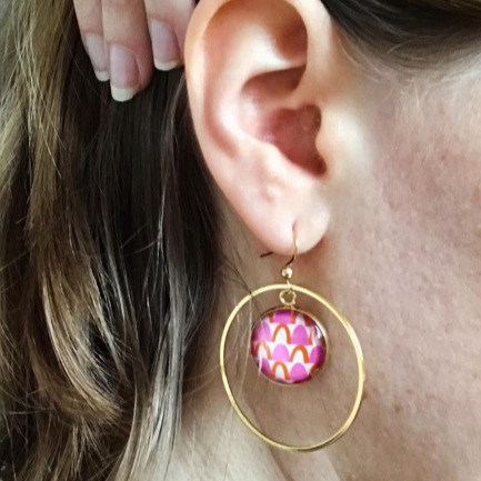 Kreolen-Ohrringe mit geometrischem Muster in Rosa und Orange, gold- oder silberfarbenes Finish.: Silbrig