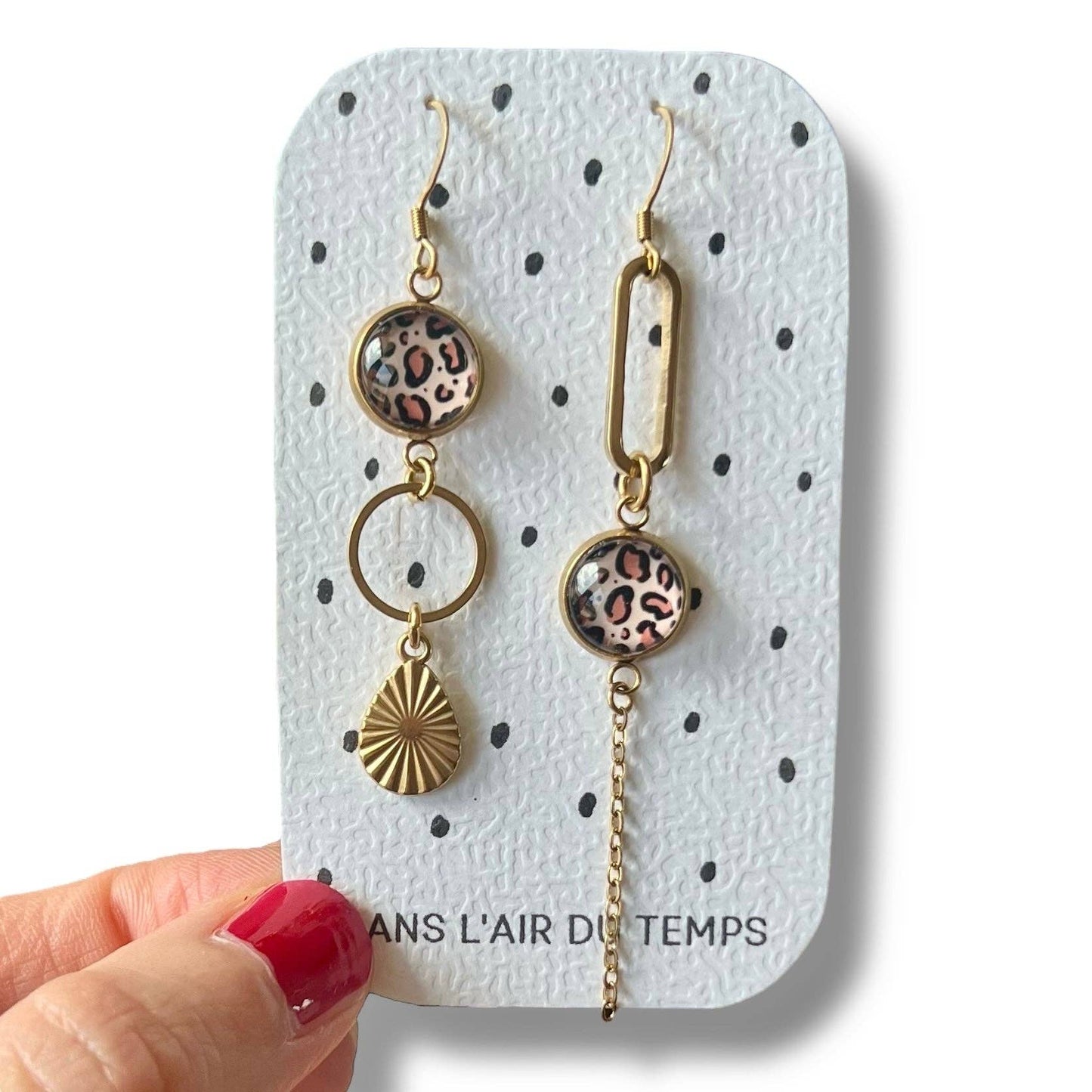 Asymmetrische Leoparden-Ohrringe: Golden