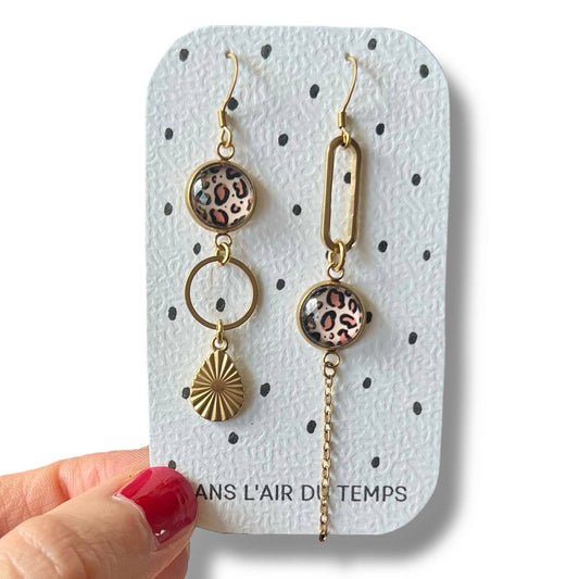 Asymmetrische Leoparden-Ohrringe: Golden
