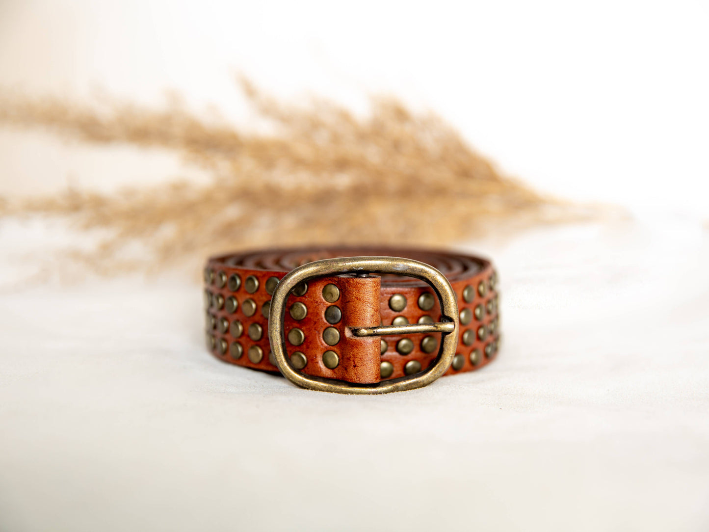 Lula Natura-BRAUNER LEDERGÜRTEL MIT NIETEN, handgearbeitet