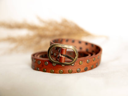 Lula Natura-BRAUNER LEDERGÜRTEL MIT KLEINEN NIETEN, handgearbeitet