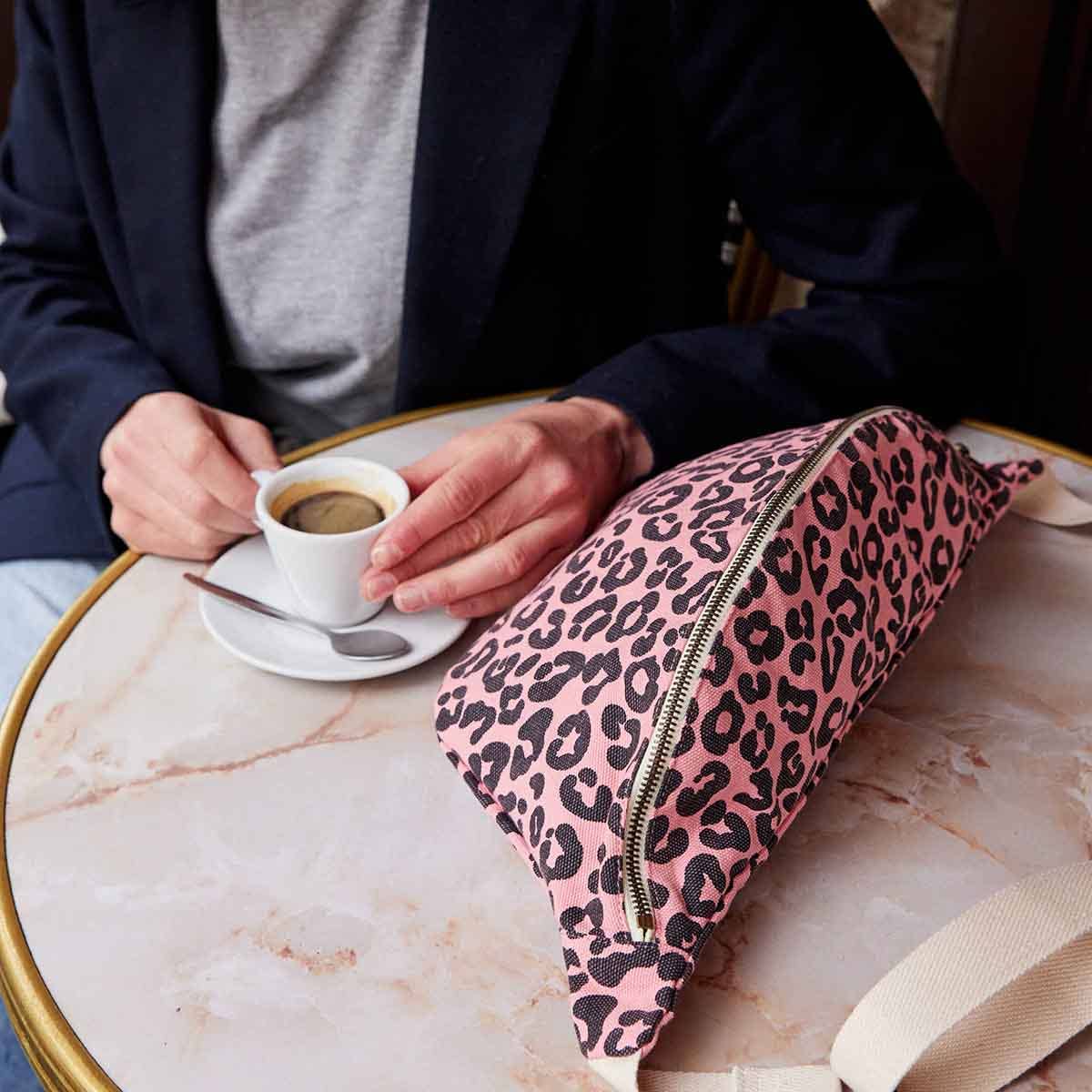 Rose in April-Damen Bauchtasche Grau mit Leopardenmuster: ERDBEERE / Grau