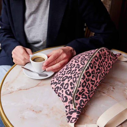 Rose in April-Damen Bauchtasche Grau mit Leopardenmuster: ERDBEERE / Grau
