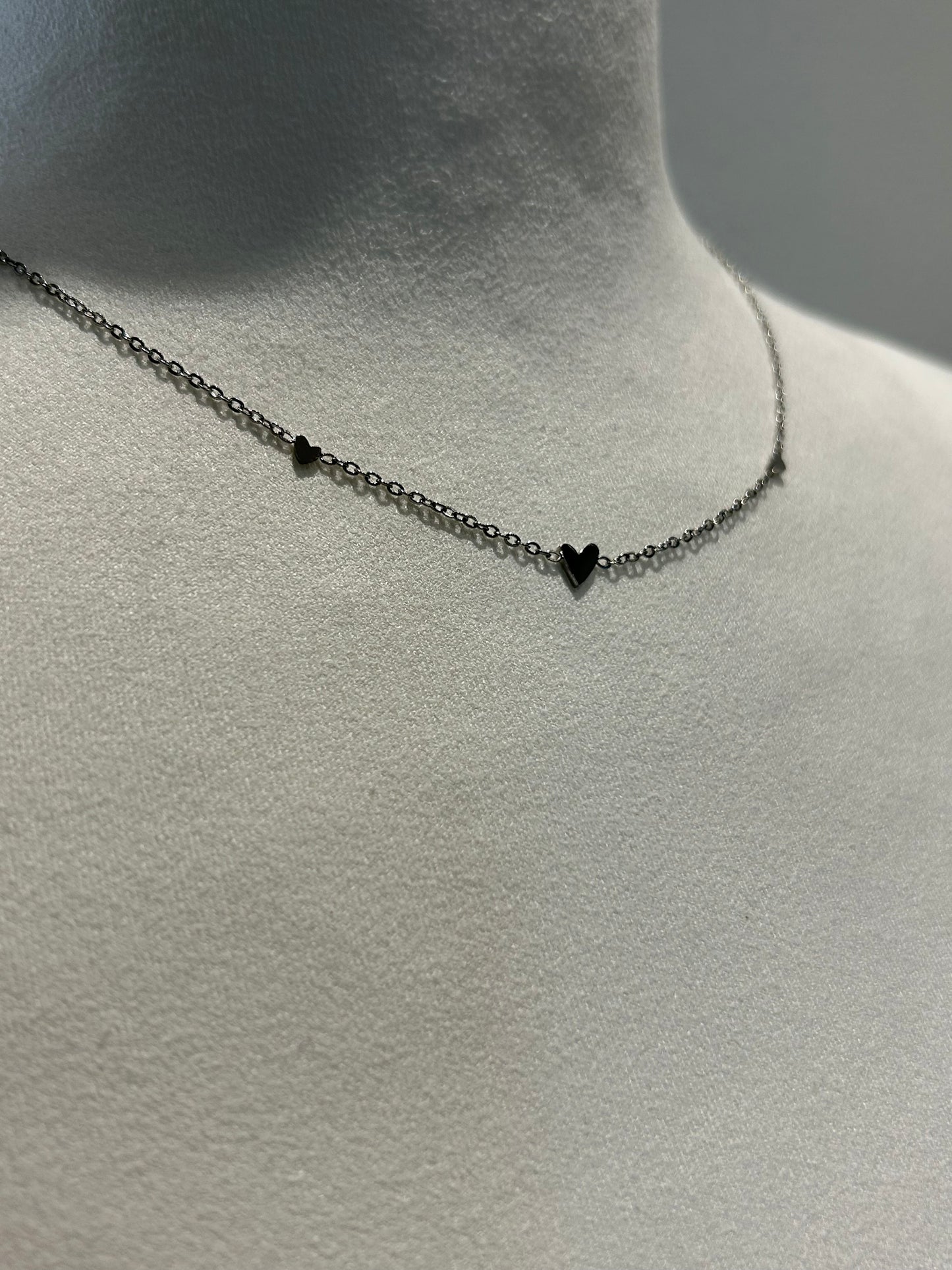 Bazou-Feine silberne Halskette aus Edelstahl mit 3 Mini-Herzen-Charms