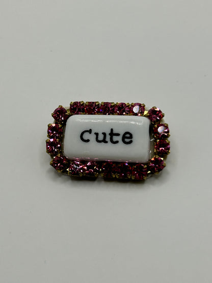 Tezee Statement-Brosche „cute“ – Funkelnde Strassbrosche in Rosa & Messingfassung