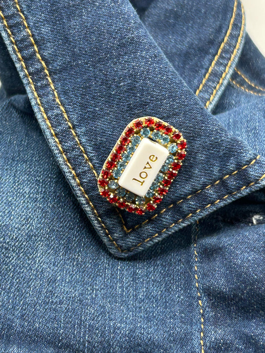 Statement Brosche LOVE mit roten & blauen Strasssteinen – Glamour Brosche von Tezee