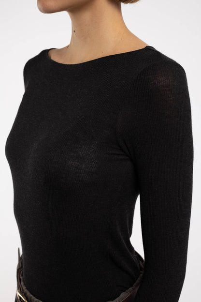 Fein geripptes Shirt aus Kaschmir Mix – Schwarz
Zeitlos. Elegant. Ein echtes Essential. Einheitsgröße 36-42
