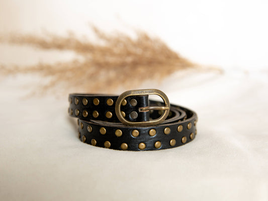 Lula Natura-SCHWARZER LEDERGÜRTEL MIT KLEINEN NIETEN, handgearbeitet