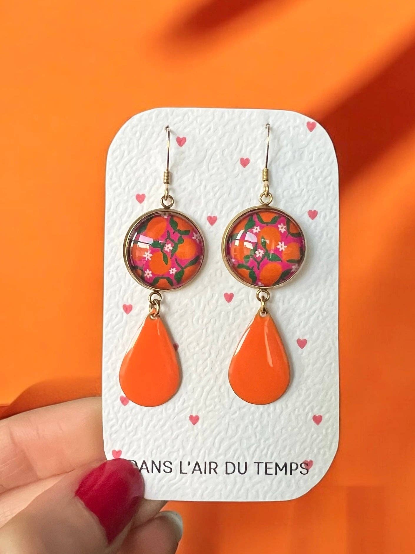 ORANGE HÄNGENDE OHRRINGE auf rosa Hintergrund, orange Emaille: Silber