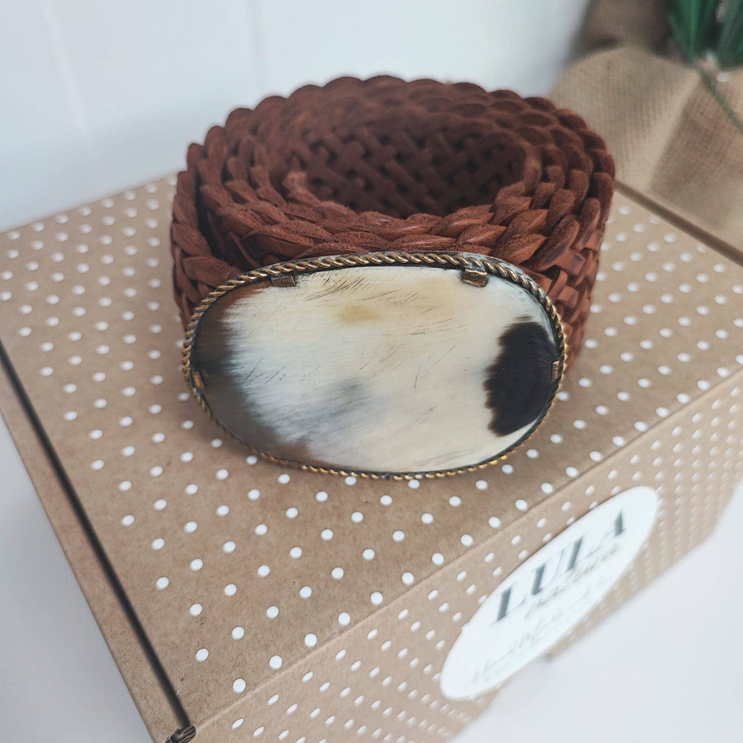 Lula Natura-BREITER BRAUNER LEDERGÜRTEL VENUS, handgearbeitet, Schnallenplattenmuster unterschiedlich in der Farbe