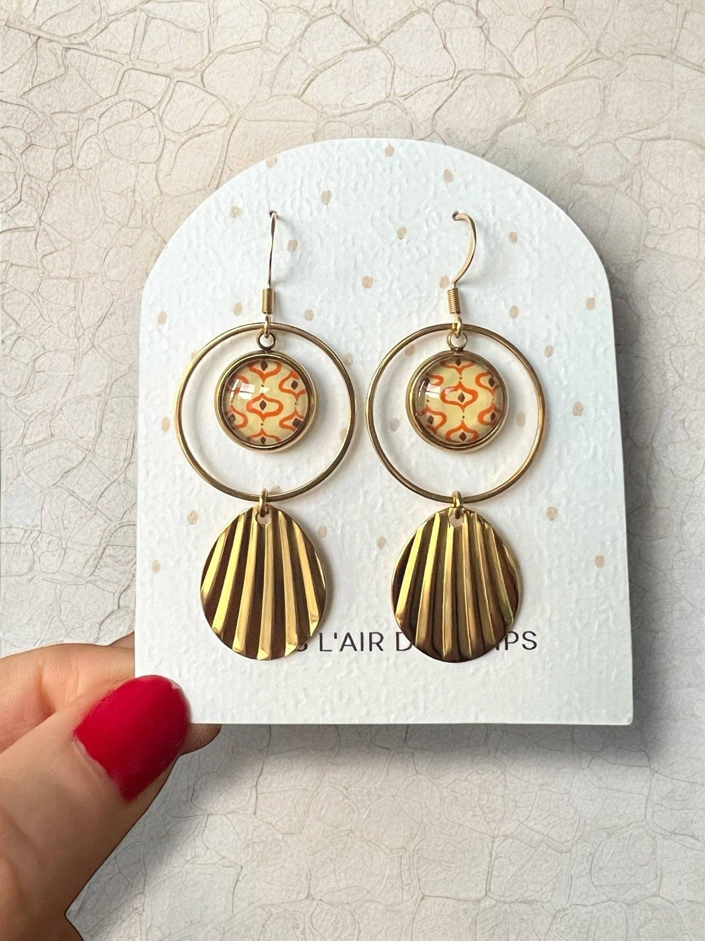 Retro-Ohrringe im 70er-Jahre-Stil in Beige und Orange, Medaille, goldene Ausführung