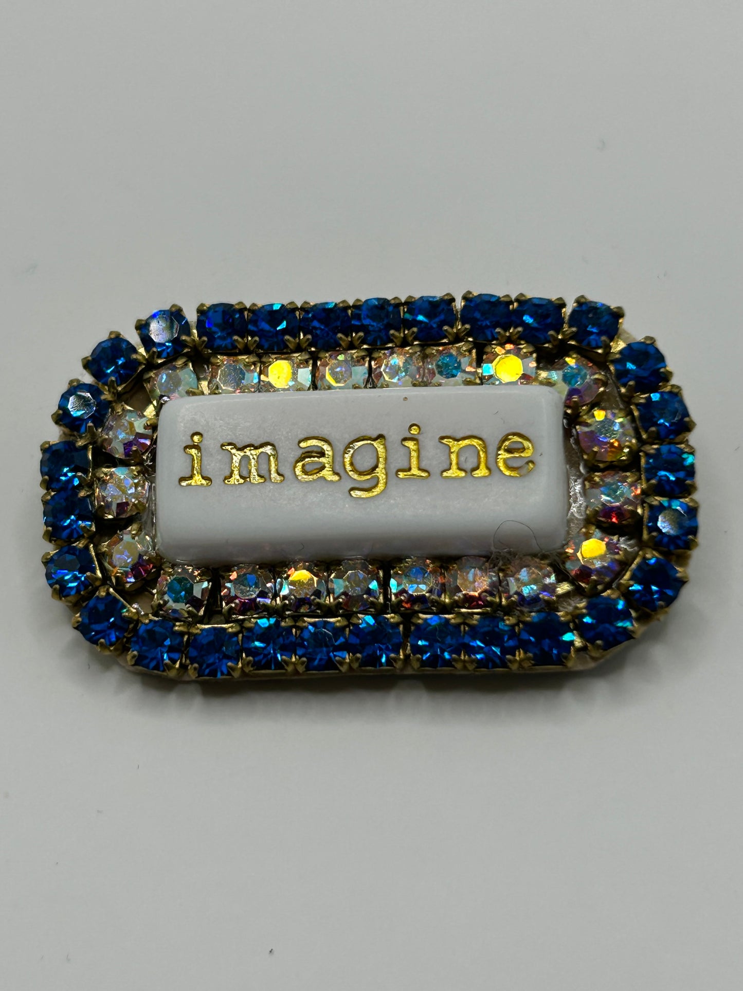Tezee Statement-Brosche „imagine“ – Blau & Kristall mit Strass in Messingfassung