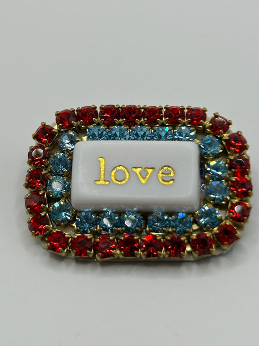 Statement Brosche LOVE mit roten & blauen Strasssteinen – Glamour Brosche von Tezee