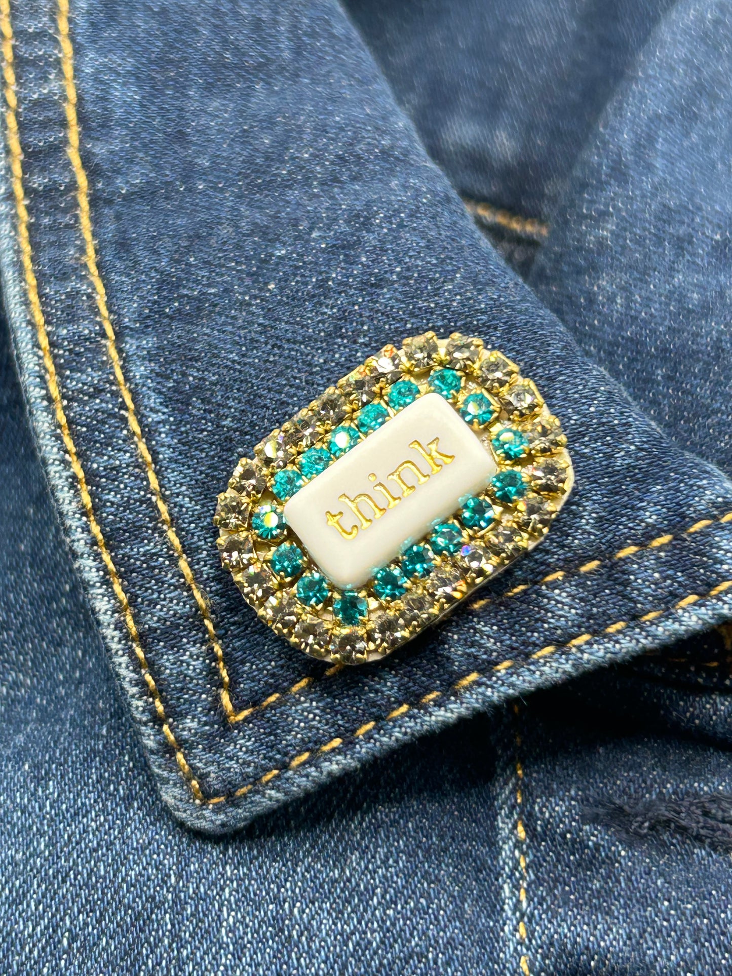 Tezee Statement-Brosche „think“ – Türkis Grau-Messing mit Strass | Inspirierende Modebrosche