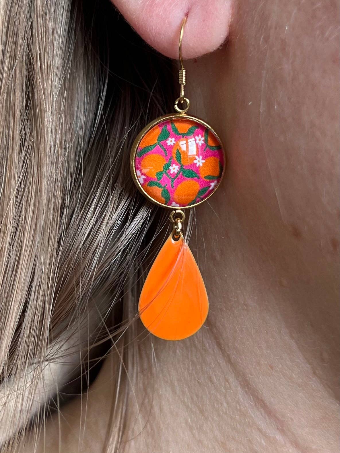 ORANGE HÄNGENDE OHRRINGE auf rosa Hintergrund, orange Emaille: Silber