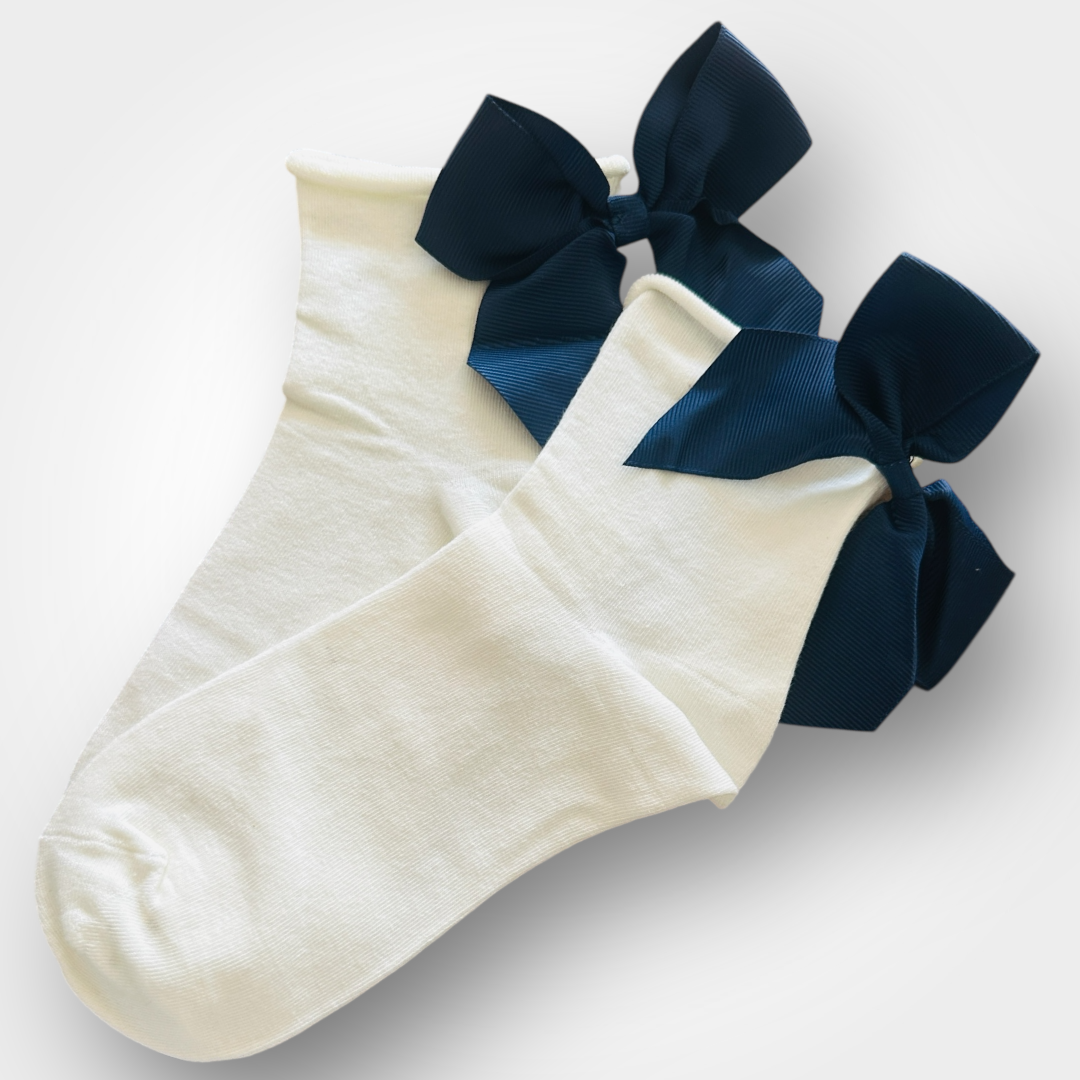 Elisa weiße Socken mit einer marineblauen Satinschleife