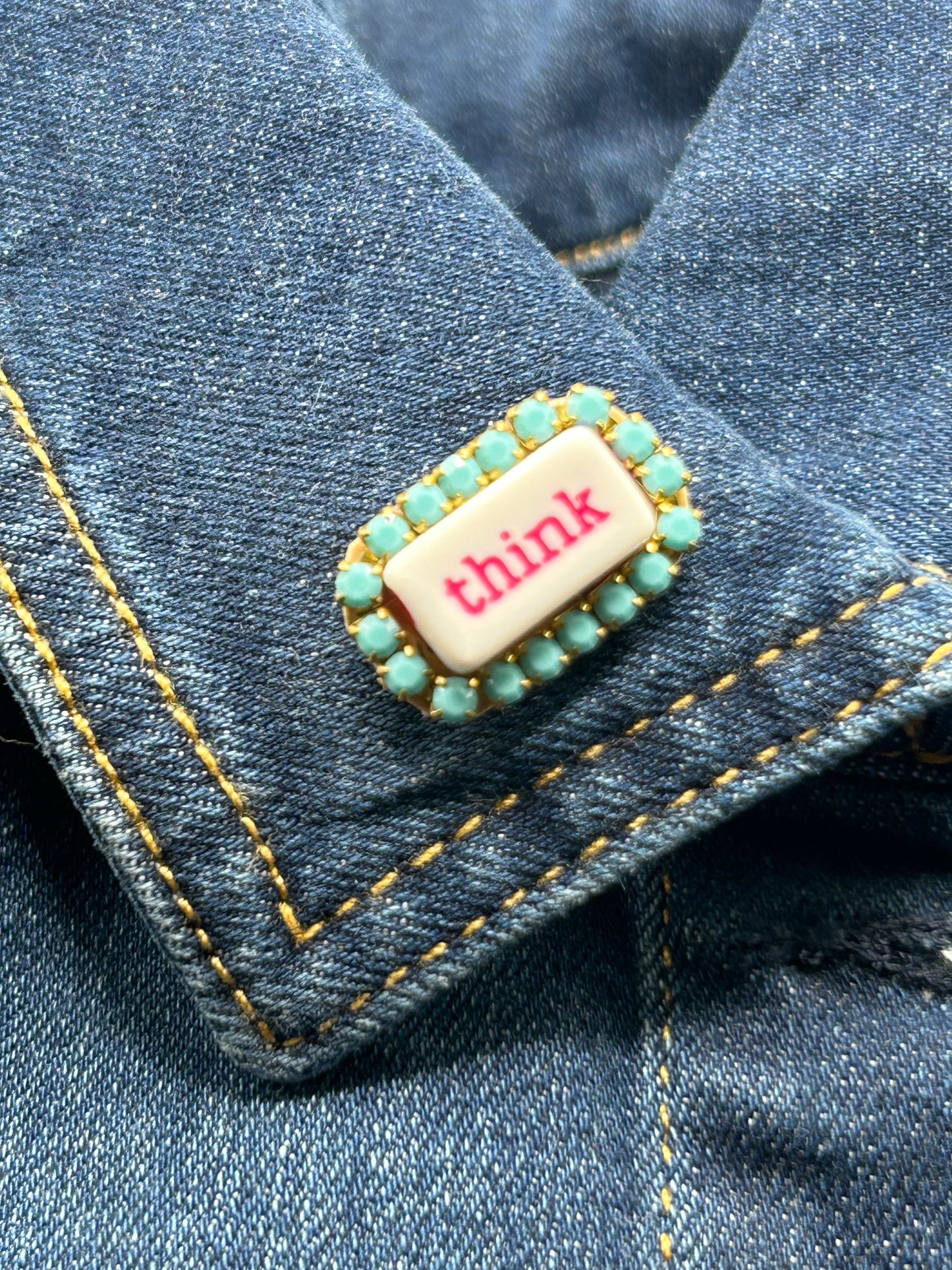 Tezee Statement-Brosche „think“ – Funkelnde Strassbrosche in Opalblau & Messingfassung