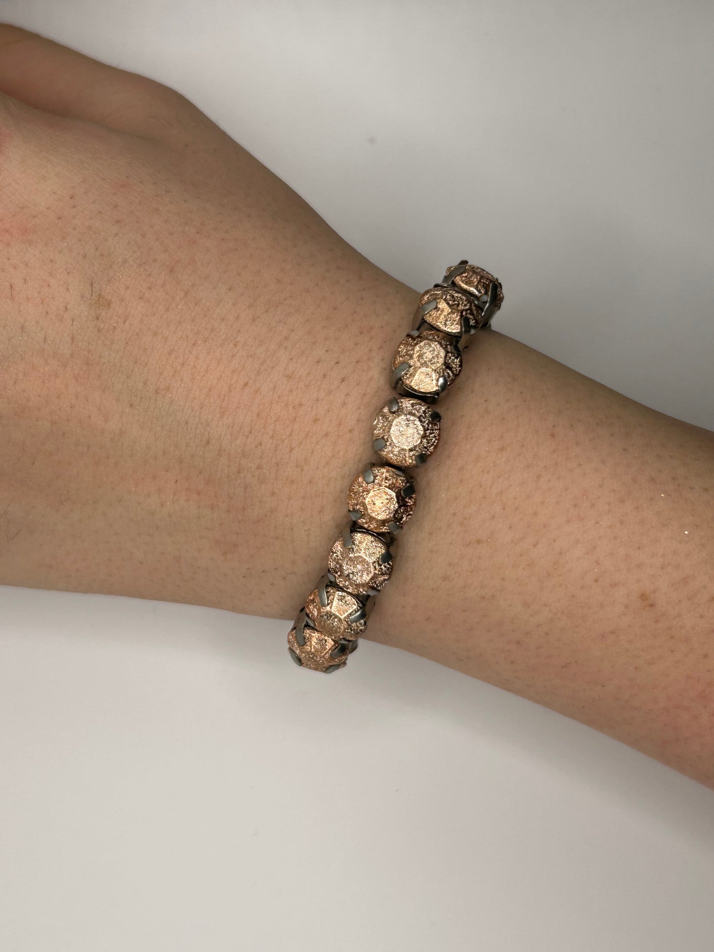 Tezee Elastisches Struktur-Armband in Goldrose – Glam Stretcharmband mit Facetten