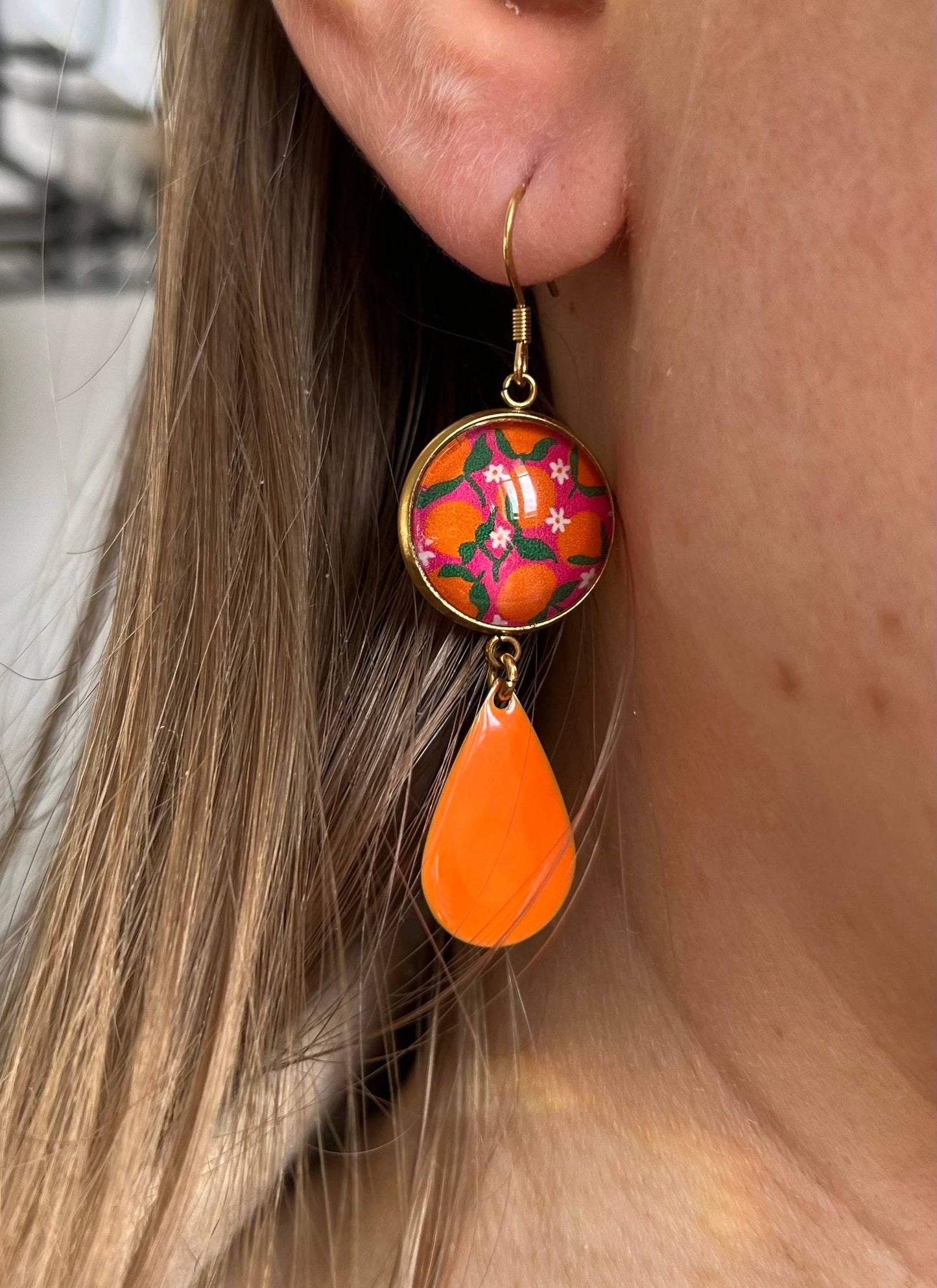 ORANGE HÄNGENDE OHRRINGE auf rosa Hintergrund, orange Emaille: Silber