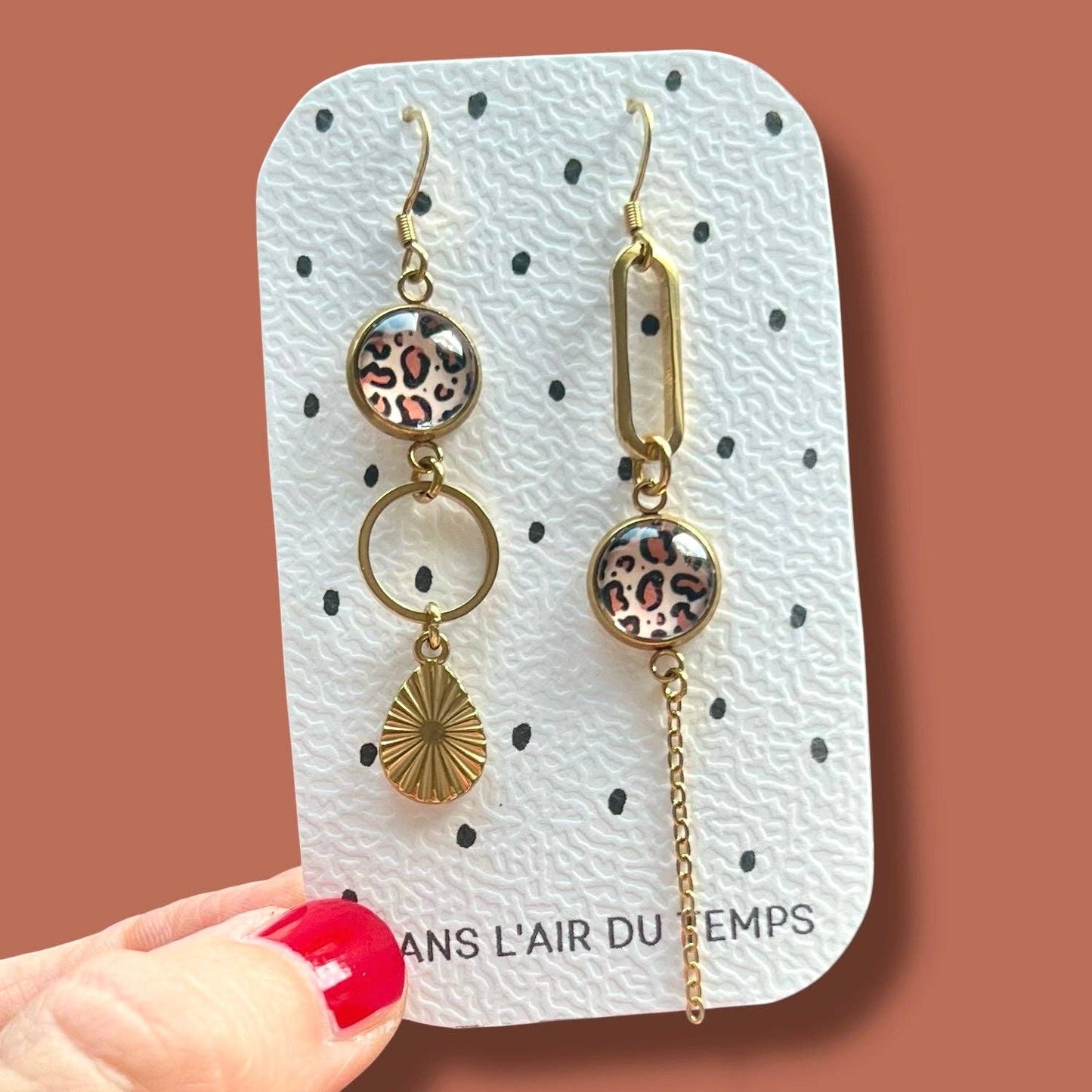 Asymmetrische Leoparden-Ohrringe: Golden
