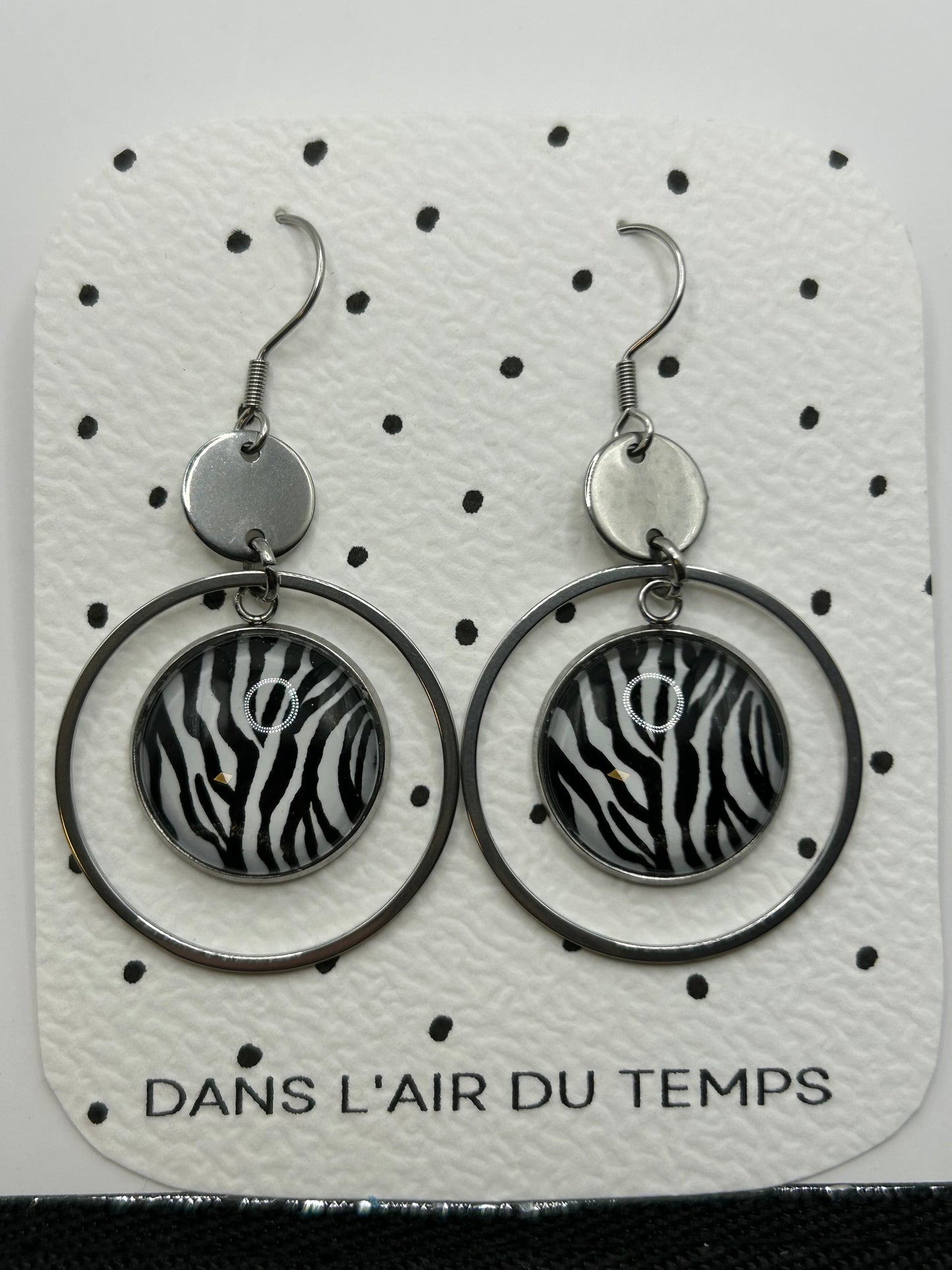 Dans l’air du temps bijoux Ohrhänger Gold – Asymmetrisches Zebra Statement in silbern