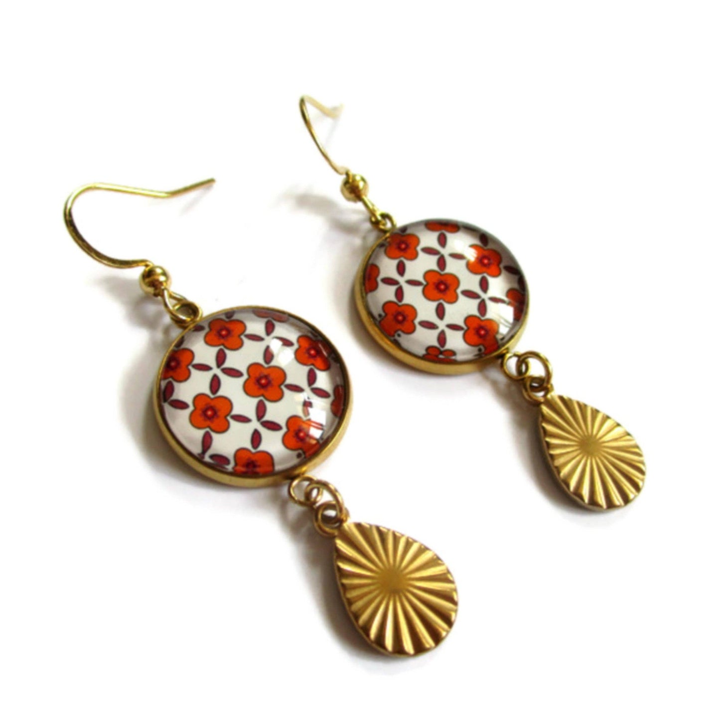 Kleine Ohrringe mit orangefarbenen Blumen im Boho-Chic.
