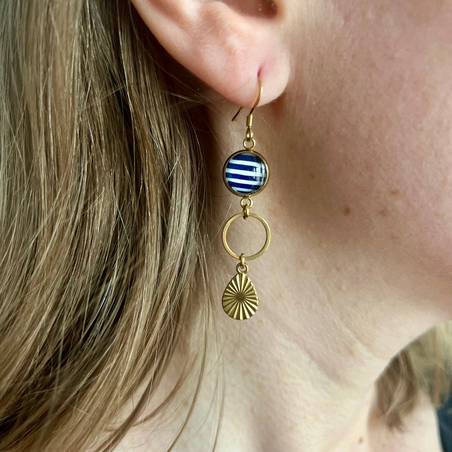 Asymmetrische Ohrringe mit blauen und weißen Streifen: Golden