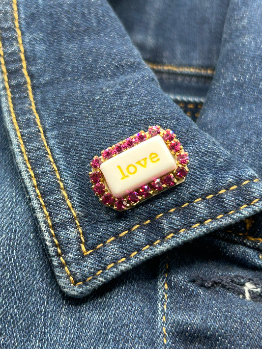 Statement Brosche „love“ – Rosa & Messing| Tezee