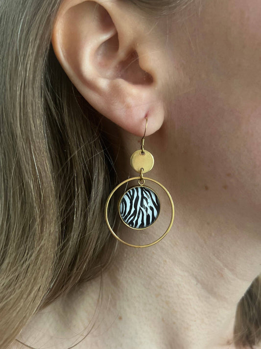 Dans l’air du temps bijoux Ohrhänger Gold – Asymmetrisches Zebra Statement in silbern
