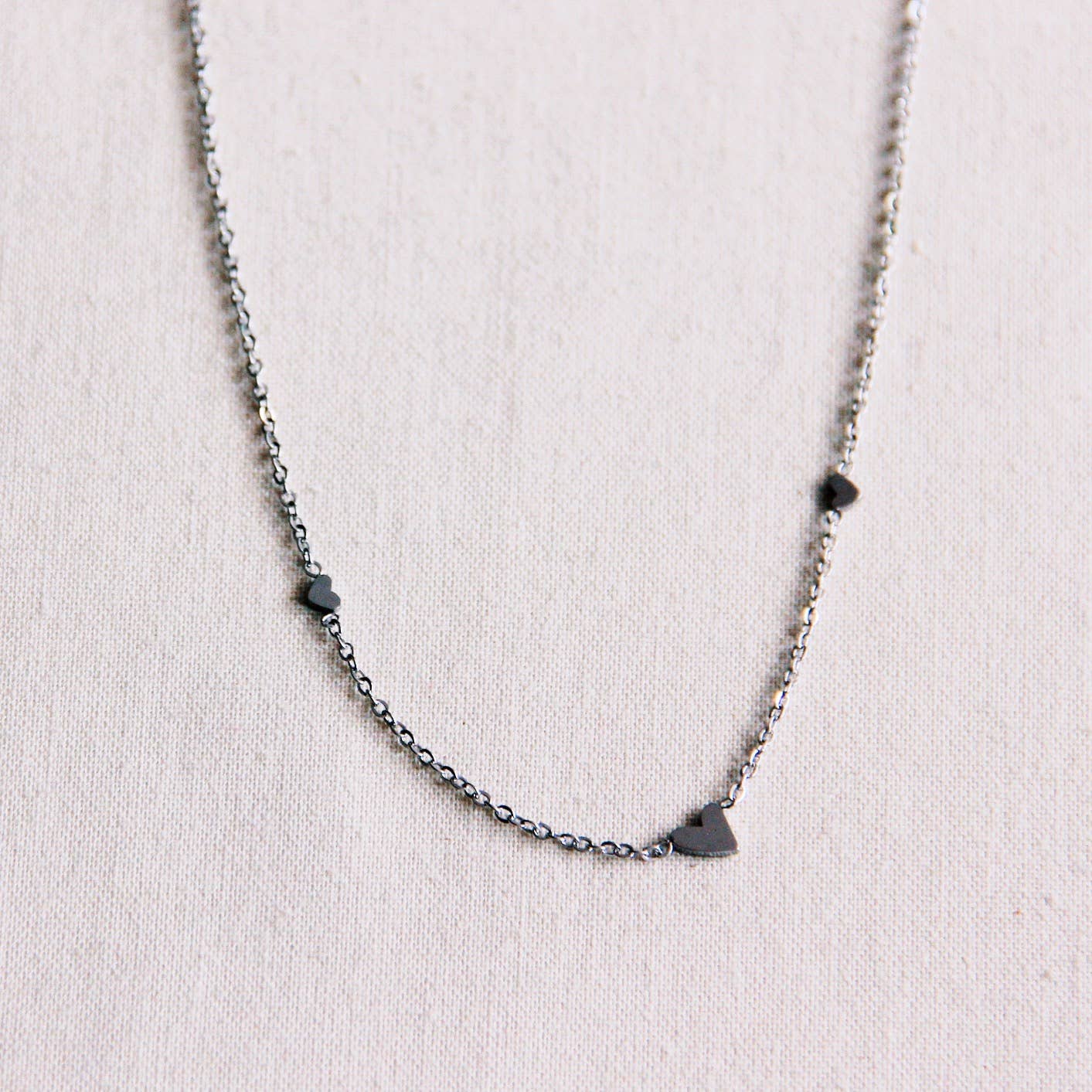 Feine Halskette aus Edelstahl mit 3 Mini-Herzen - Silber