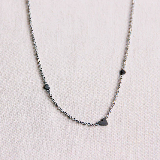 Feine Halskette aus Edelstahl mit 3 Mini-Herzen - Silber