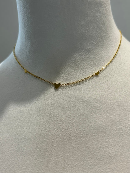 Bazou – Feine Edelstahl Halskette mit 3 Mini-Herzen | Goldfarben