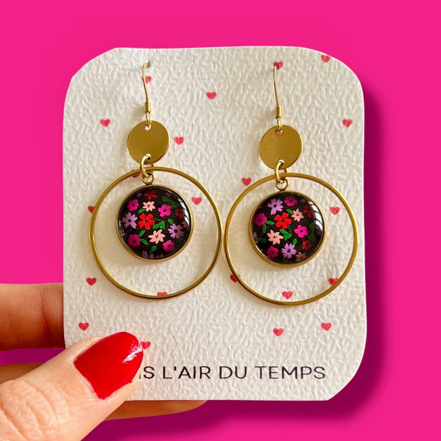 Rosa und rote Blumen-Creolen auf schwarzem Hintergrund mit goldener oder silberner Oberfläche: Silber