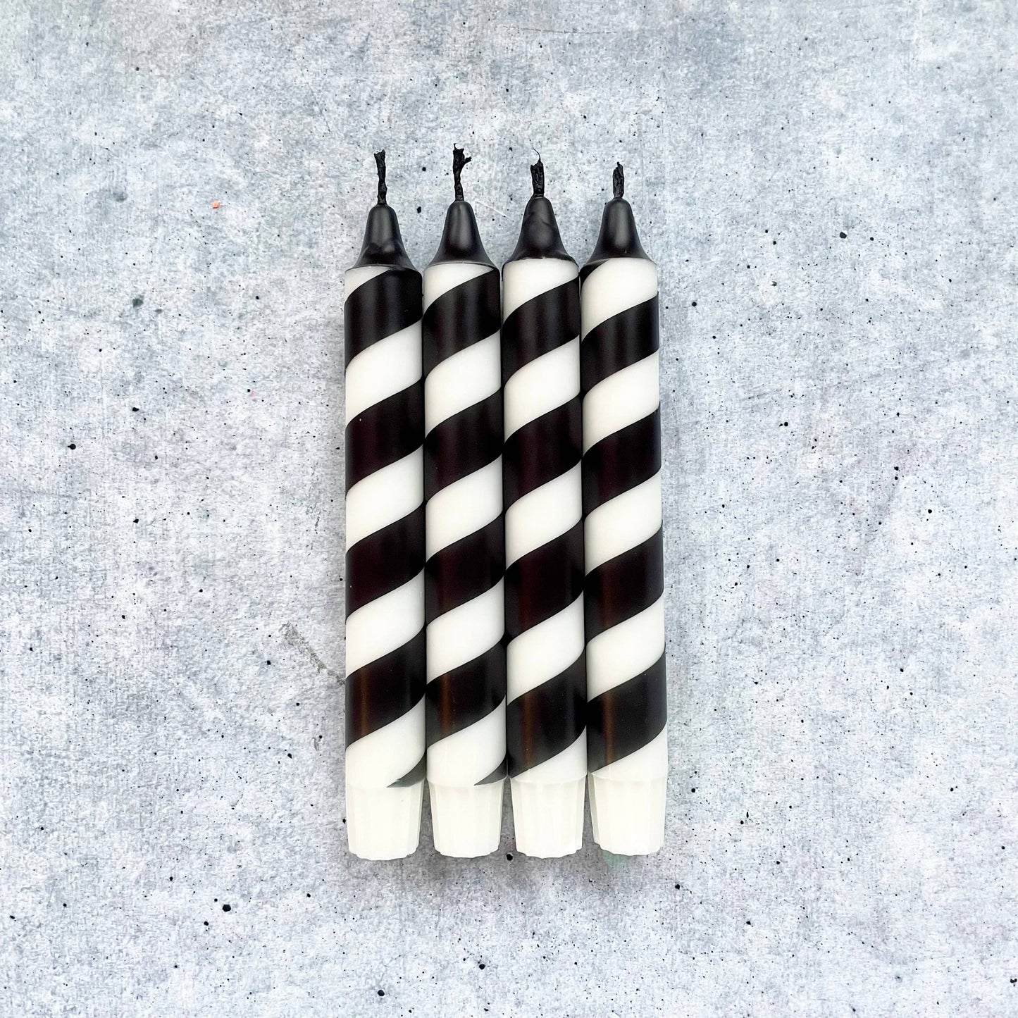 Wolkenreich- Dip Dye Kerzen | Swirl schwarz-weiß | 4er Set