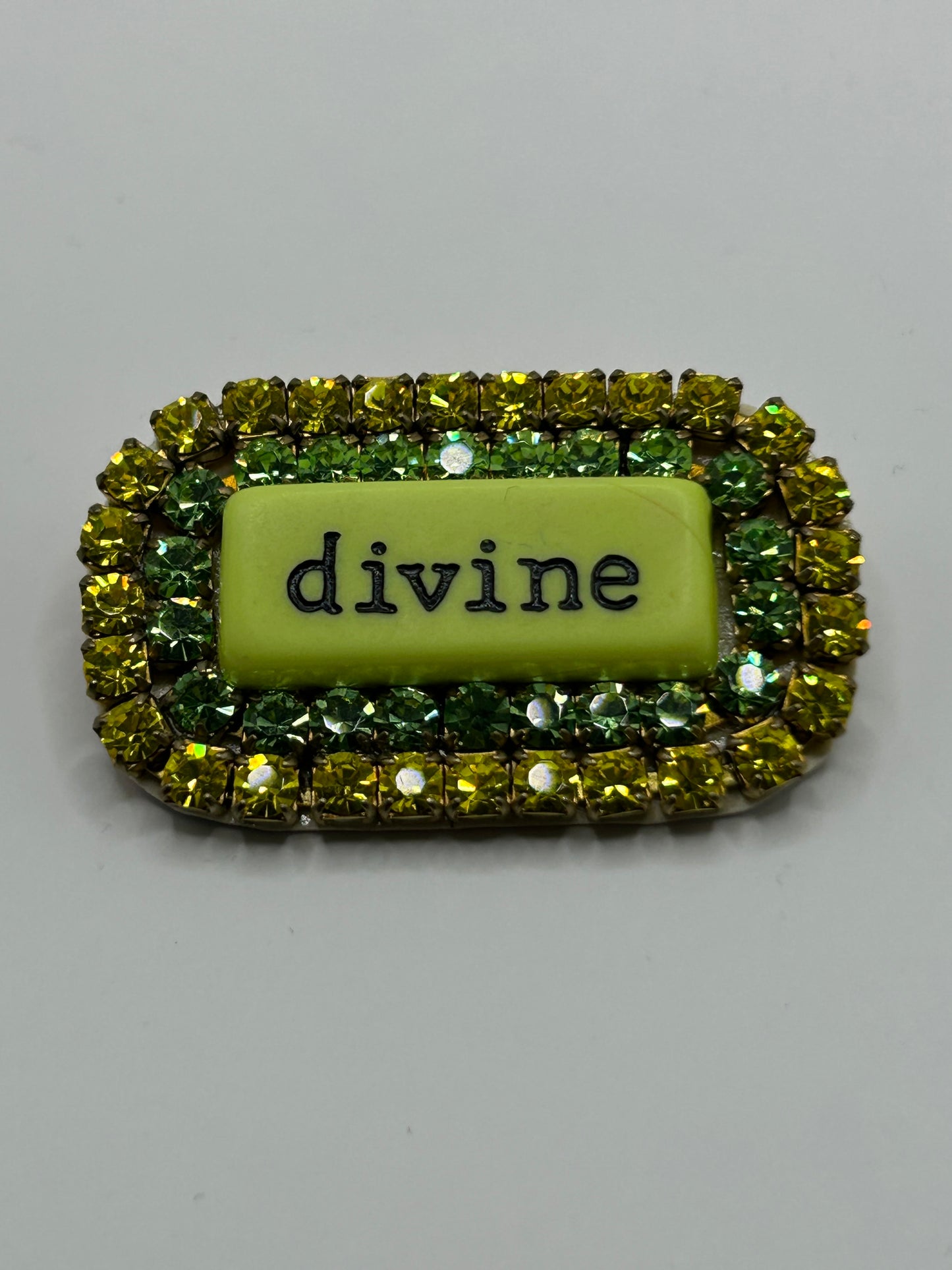 Statement Brosche „Divine“ mit grünen & gelben Strasssteinen – Glamour Brosche von Tezee